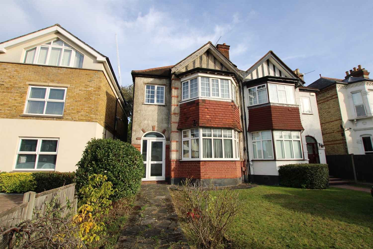 4 bedroom Semi-detached house Under Offer