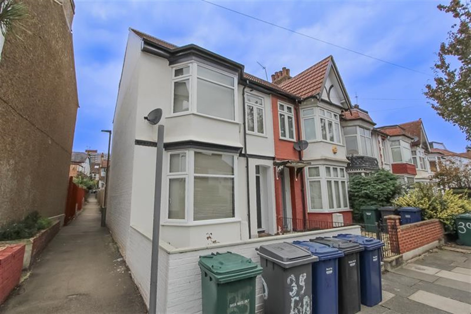 4 bedroom End of terrace house Let