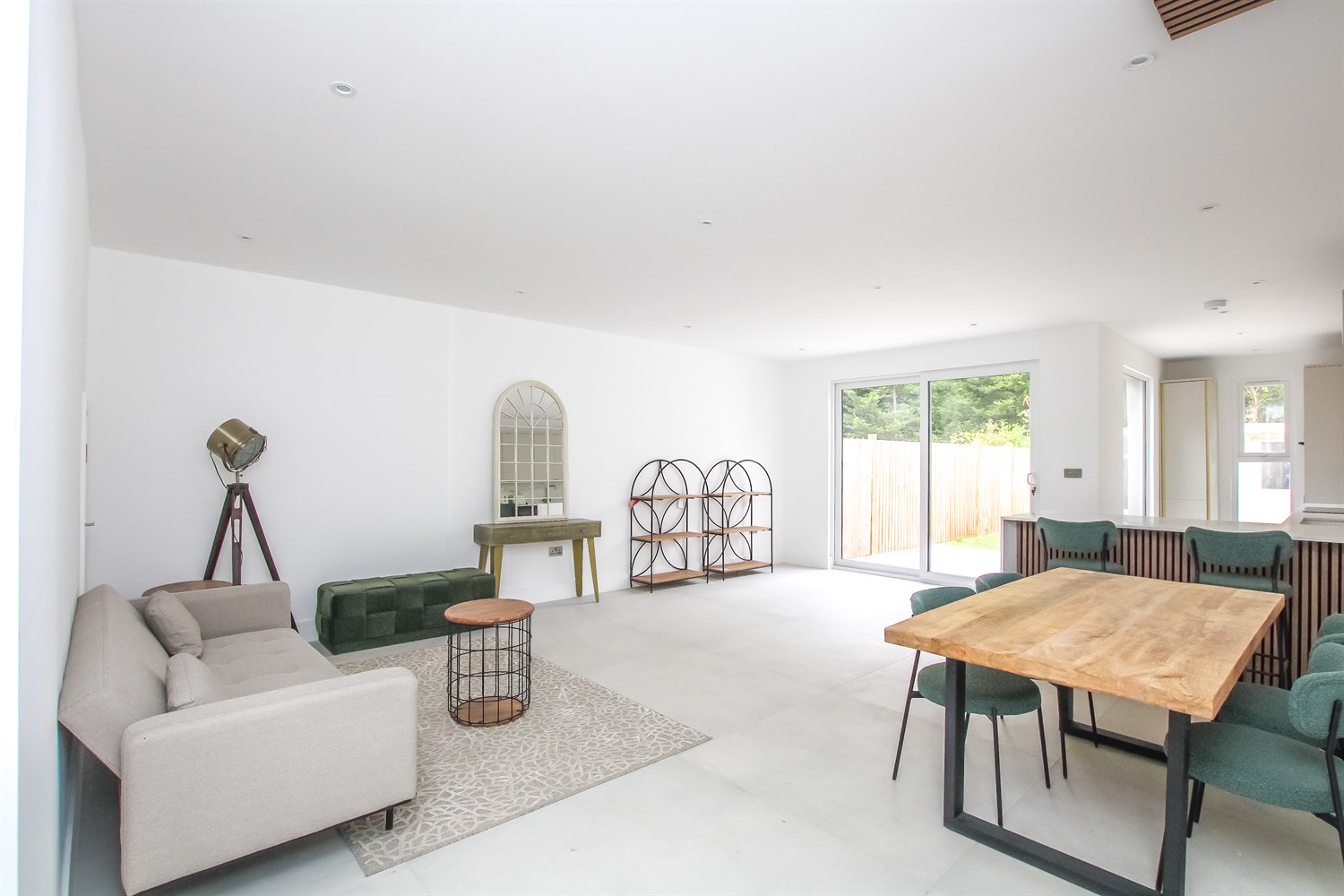 5 bedroom Semi-detached house Let