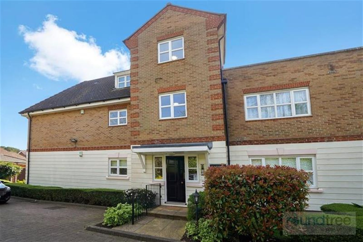 3 bedroom Apartment For Sale