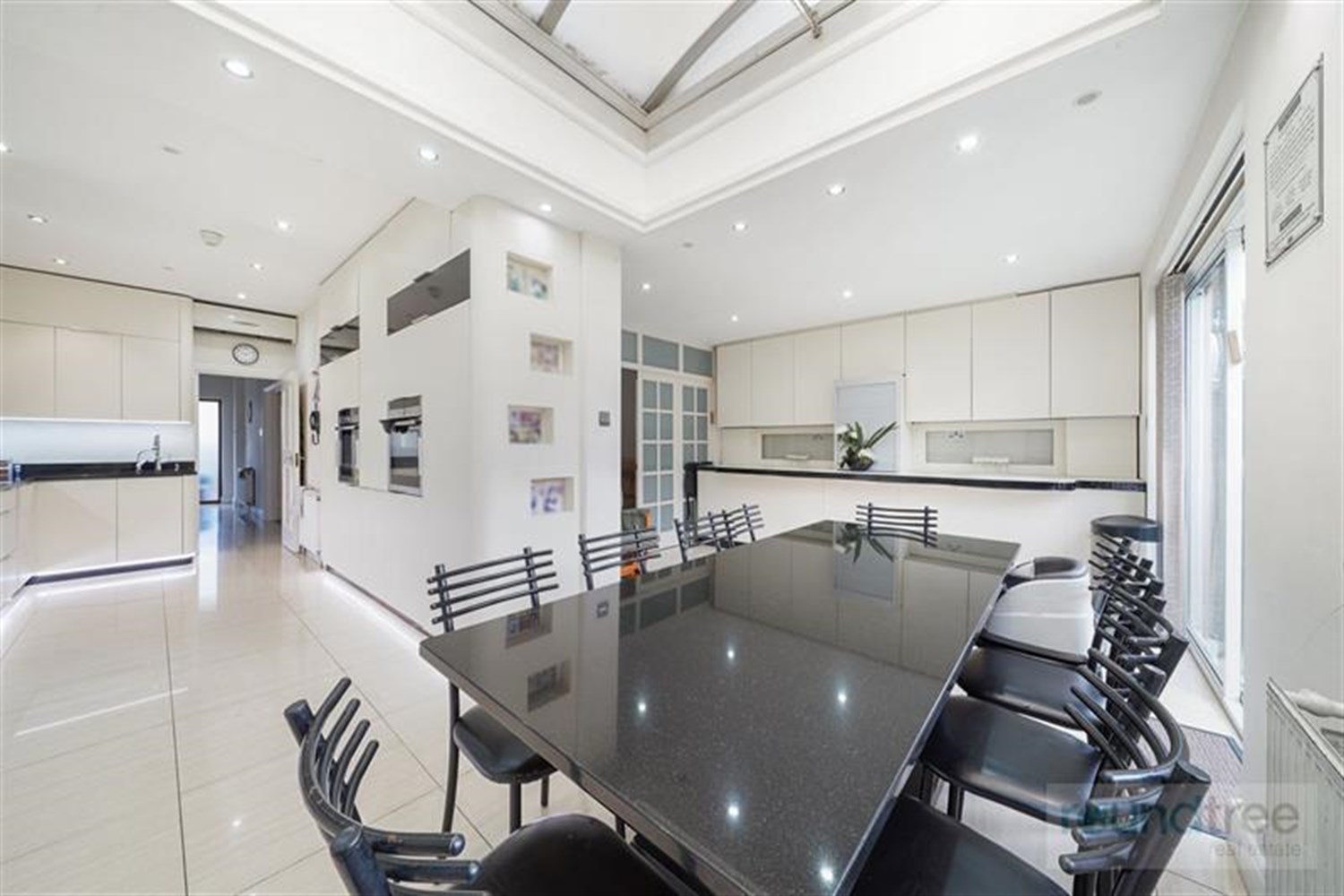6 bedroom Semi-detached house For Sale