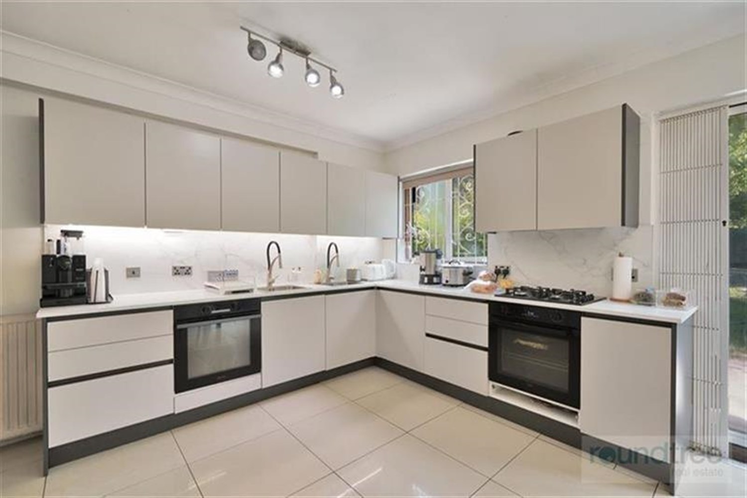 5 bedroom Semi-detached house For Sale