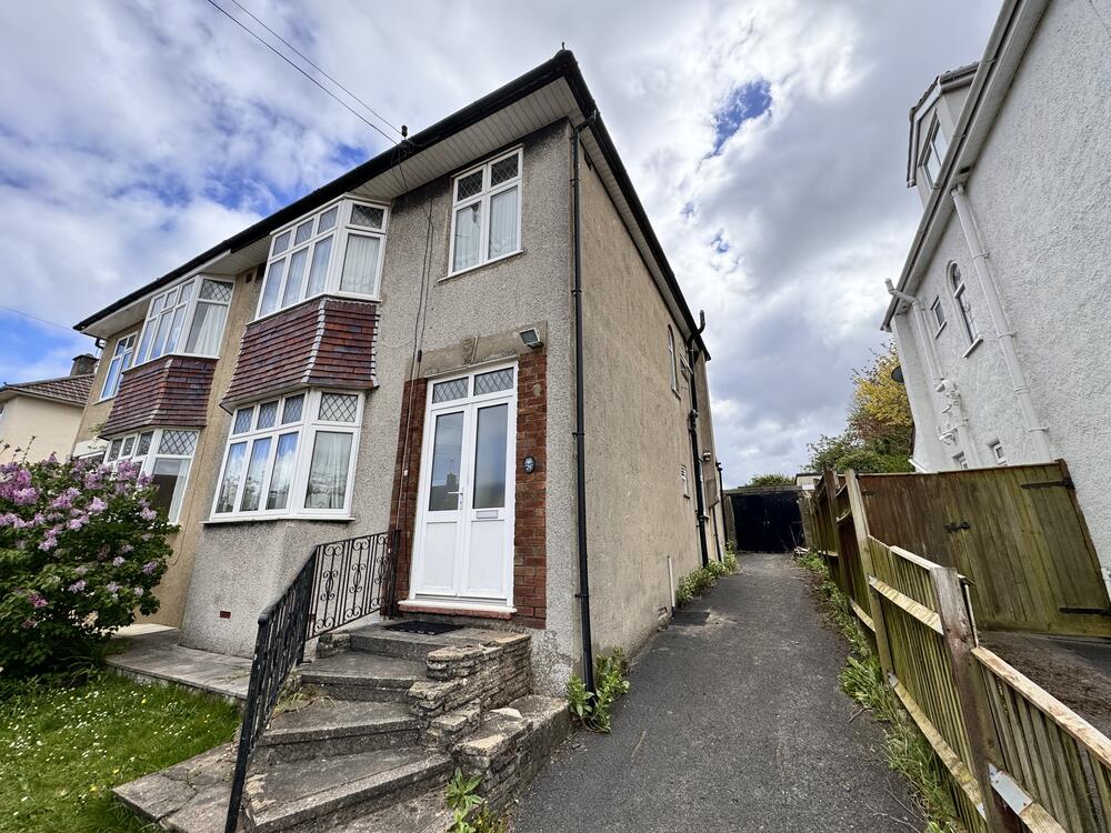 3 bedroom Semi-detached house Under Offer