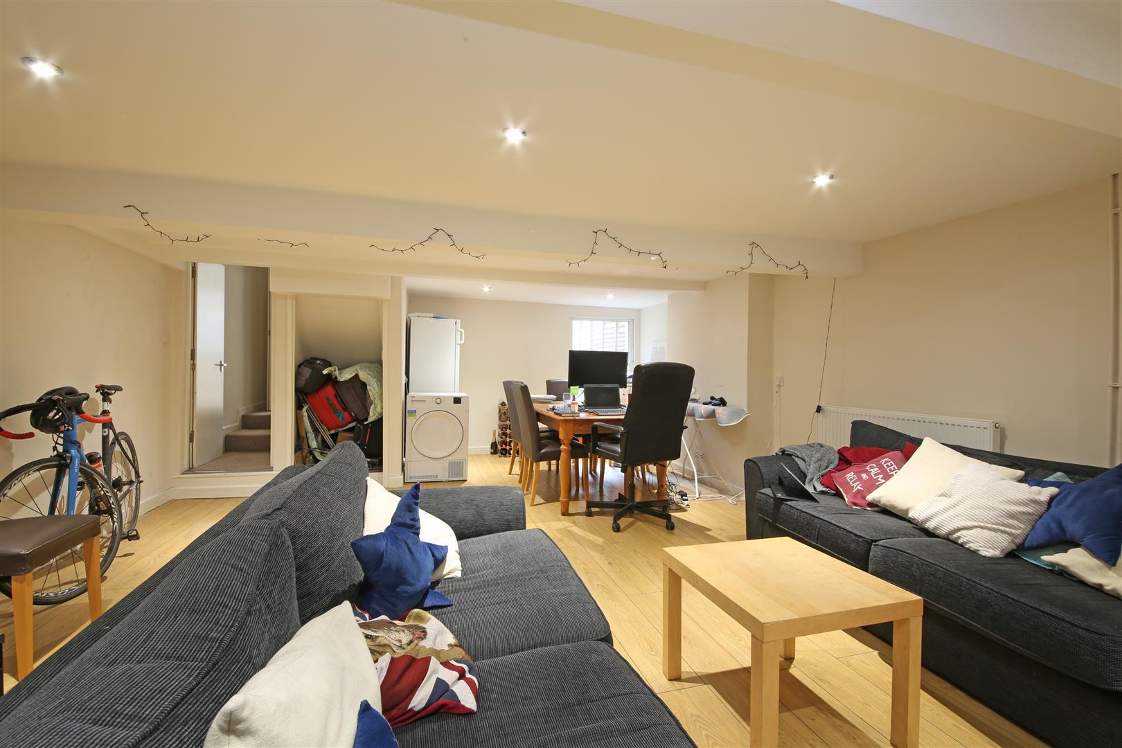 6 bedroom House (unspecified) Let
