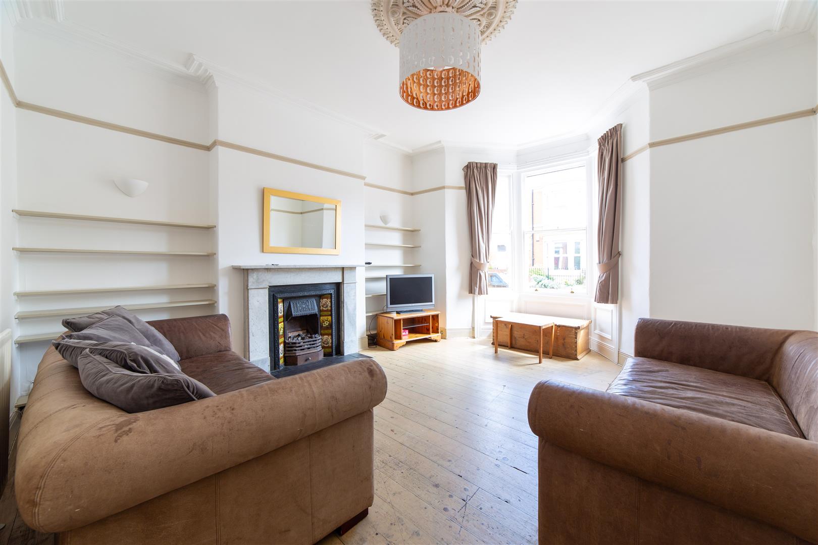 6 bedroom Semi-detached house Let