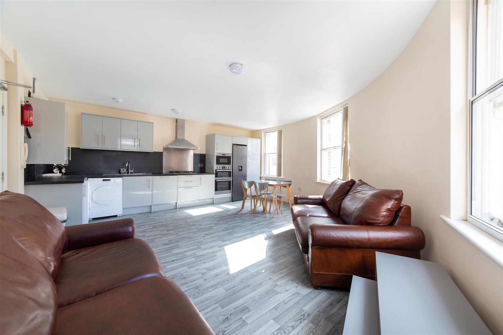 4 bedroom Apartment Let