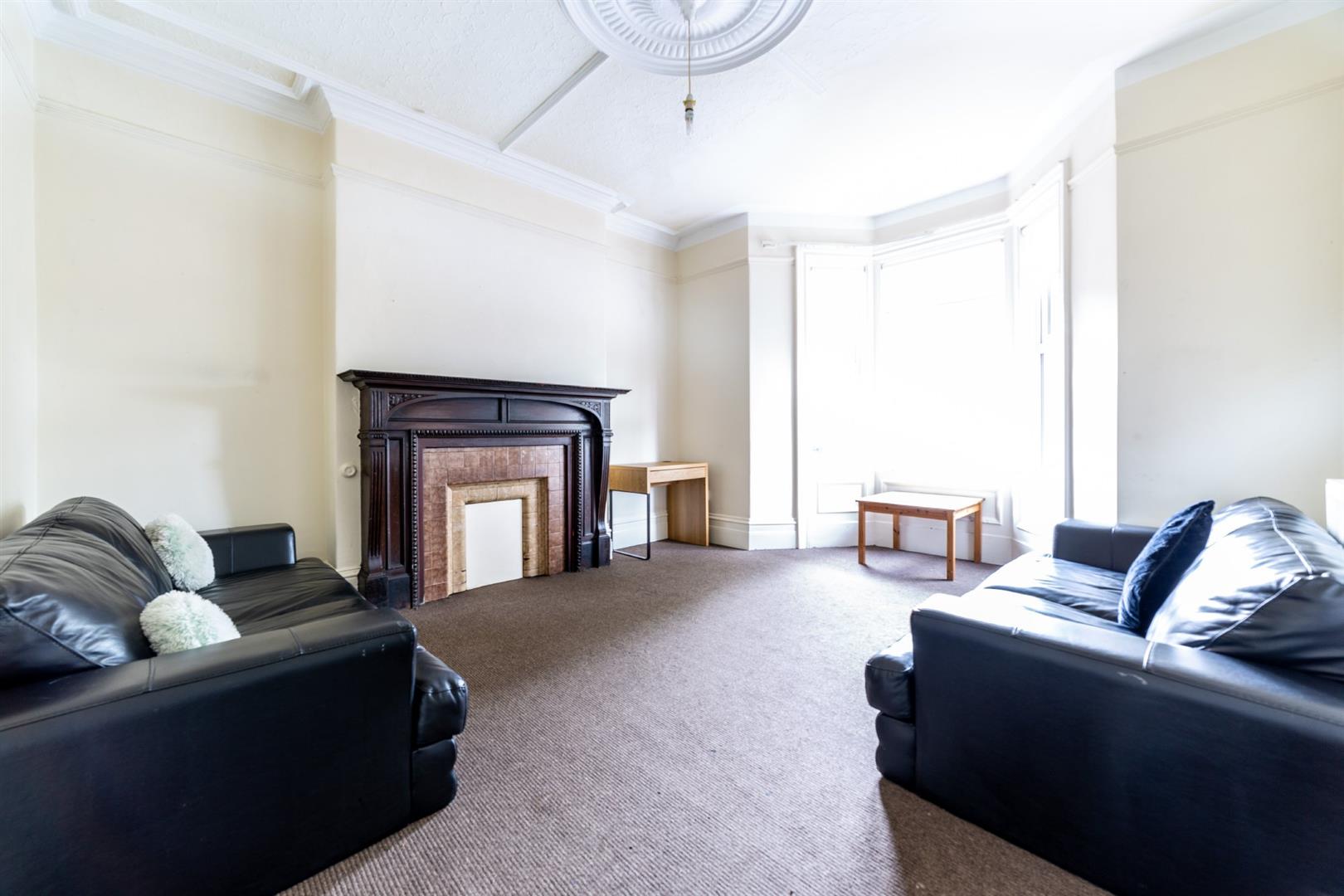 6 bedroom Semi-detached house Let