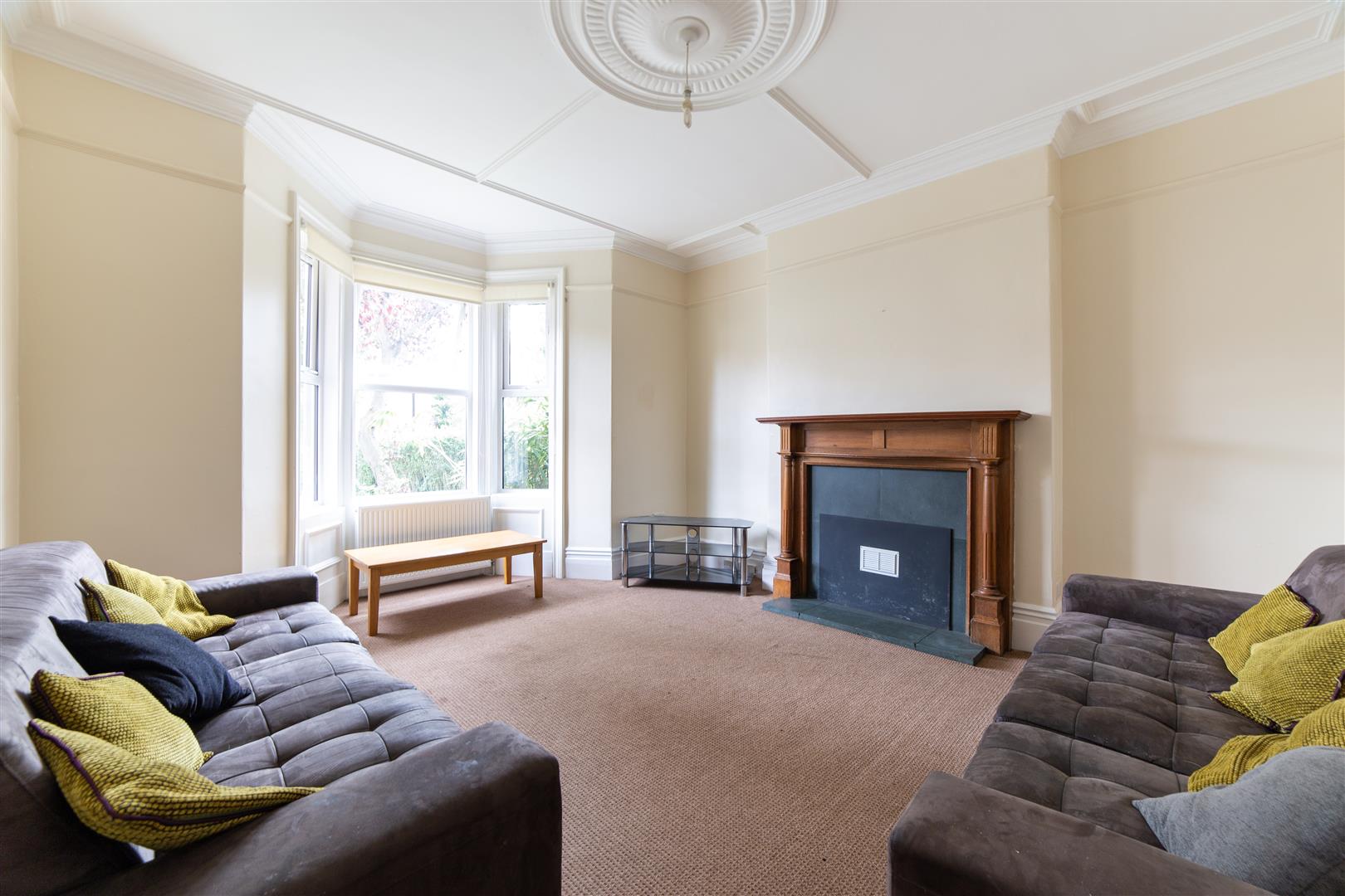6 bedroom Semi-detached house Let