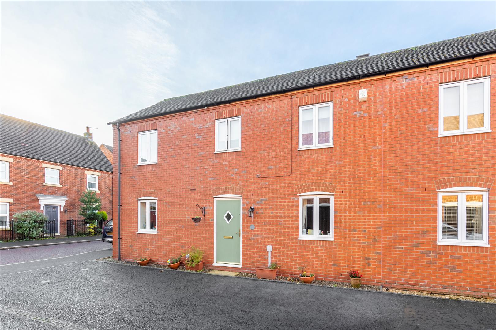 3 bedroom Semi-detached house Under Offer
