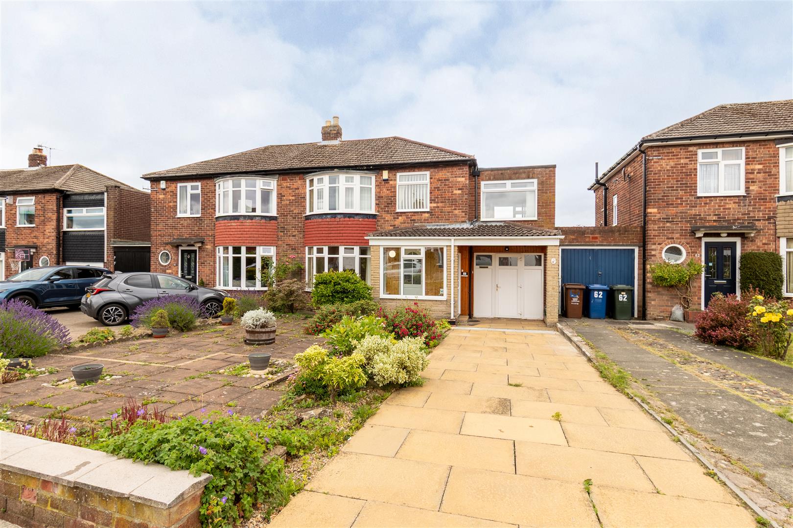 4 bedroom Semi-detached house Under Offer