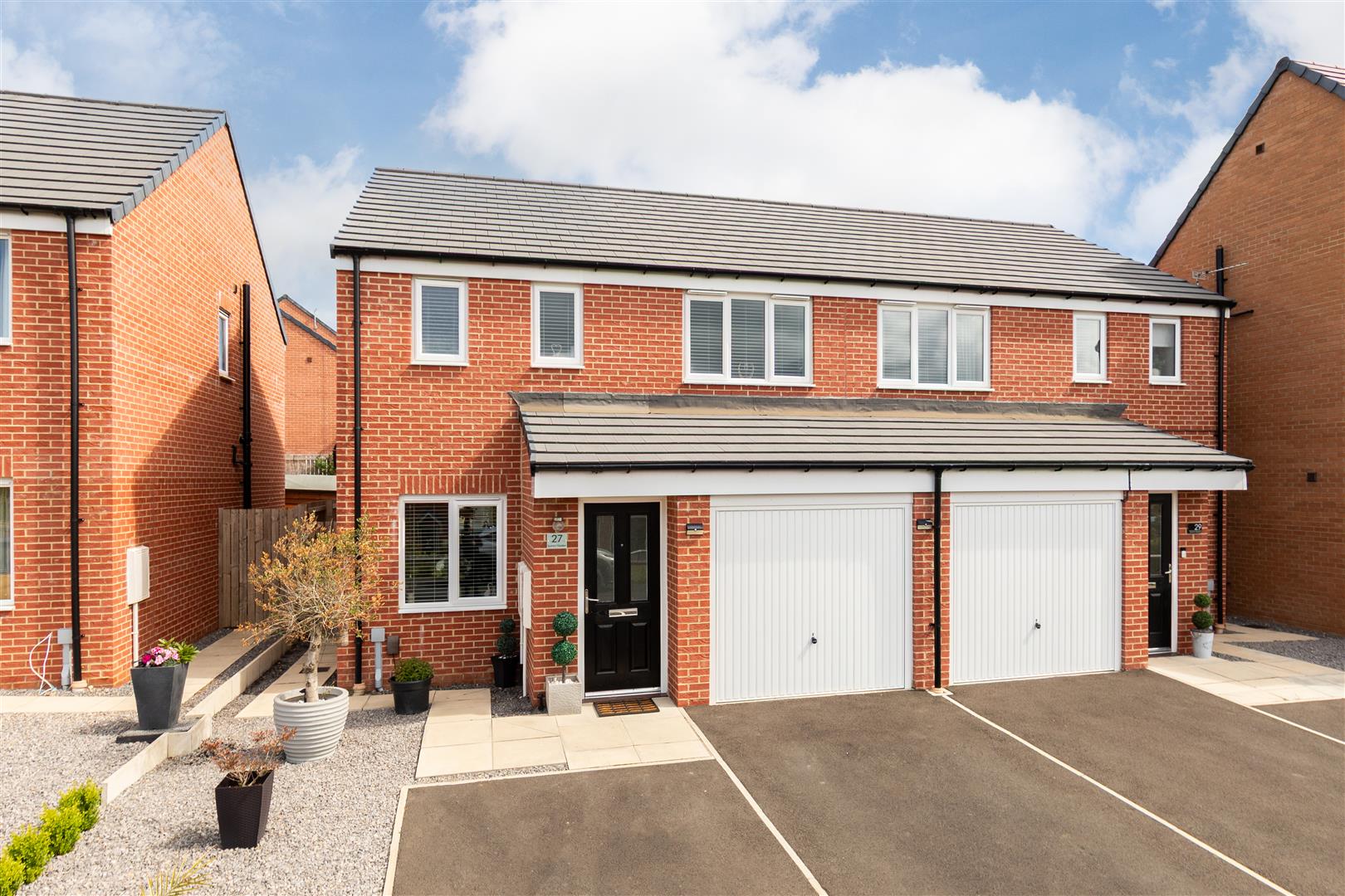 3 bedroom Semi-detached house Under Offer