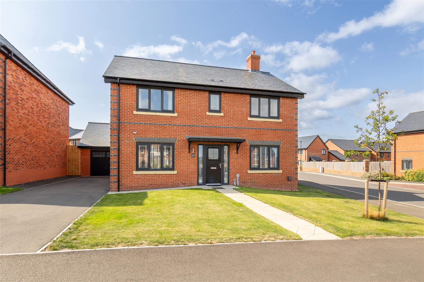 4 bedroom Detached house Under Offer