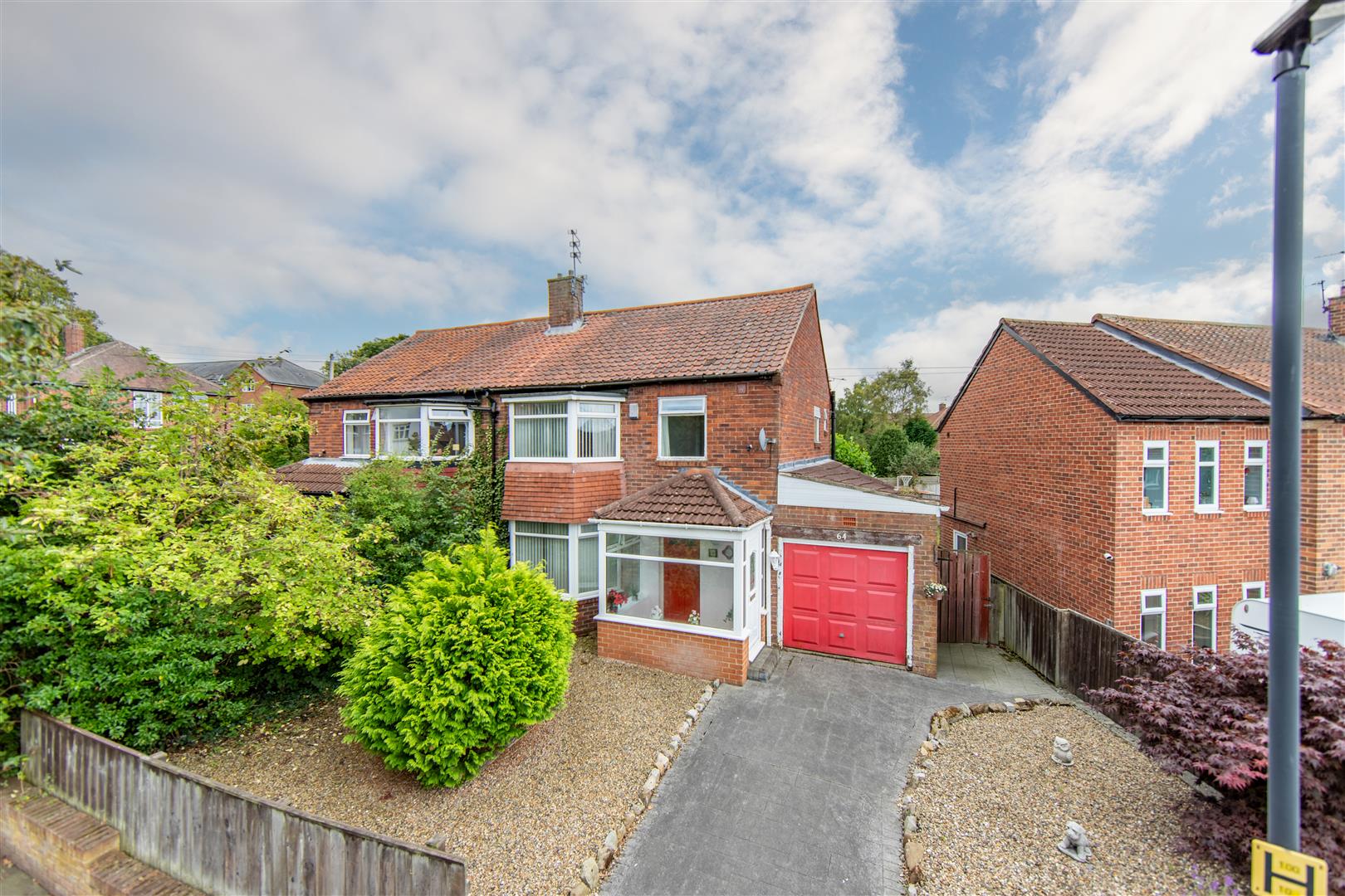 3 bedroom Semi-detached house Under Offer