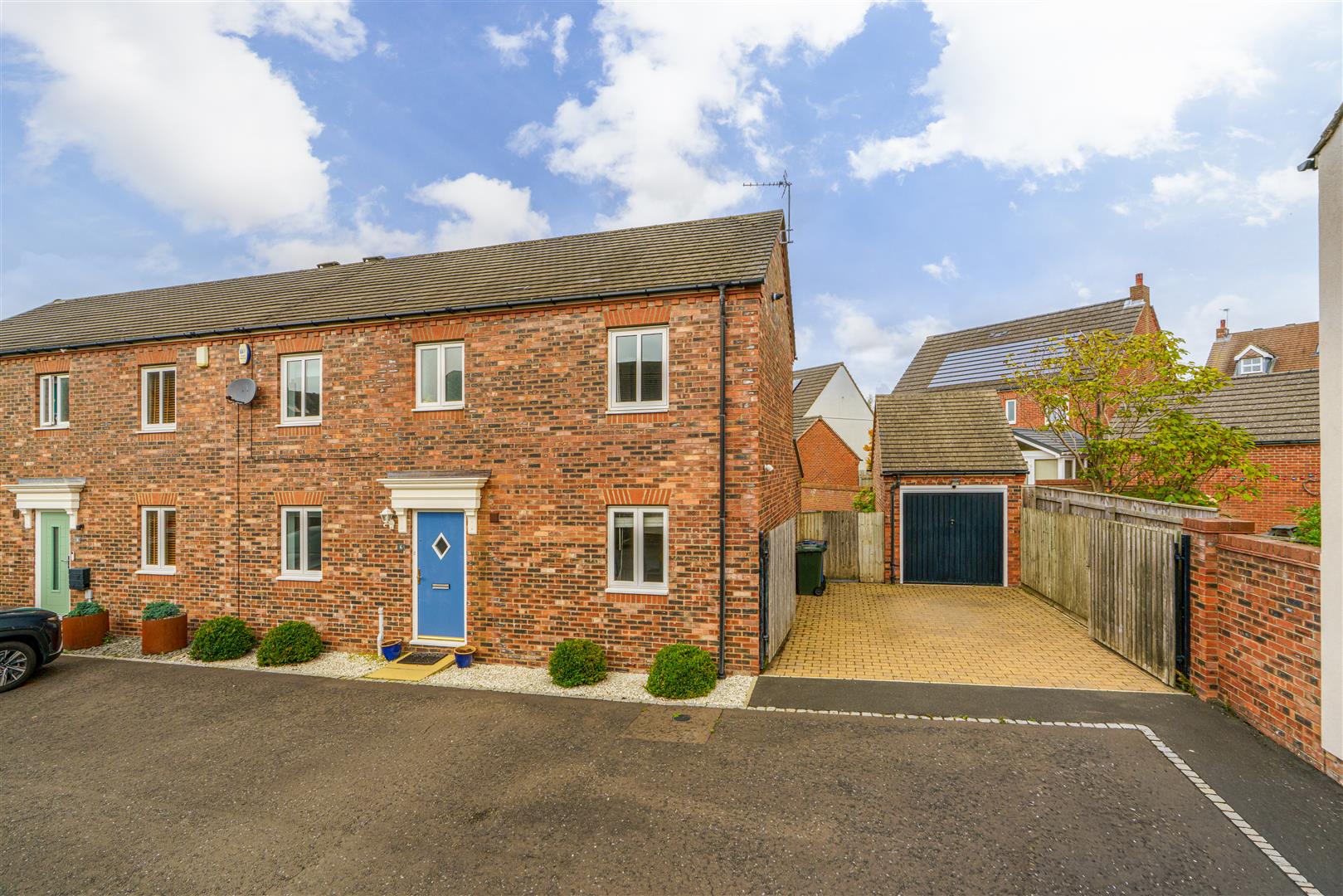 3 bedroom Semi-detached house Under Offer