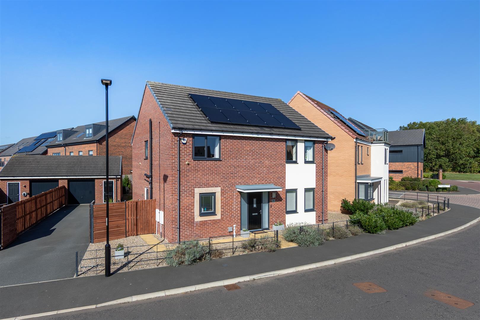 4 bedroom Detached house Under Offer