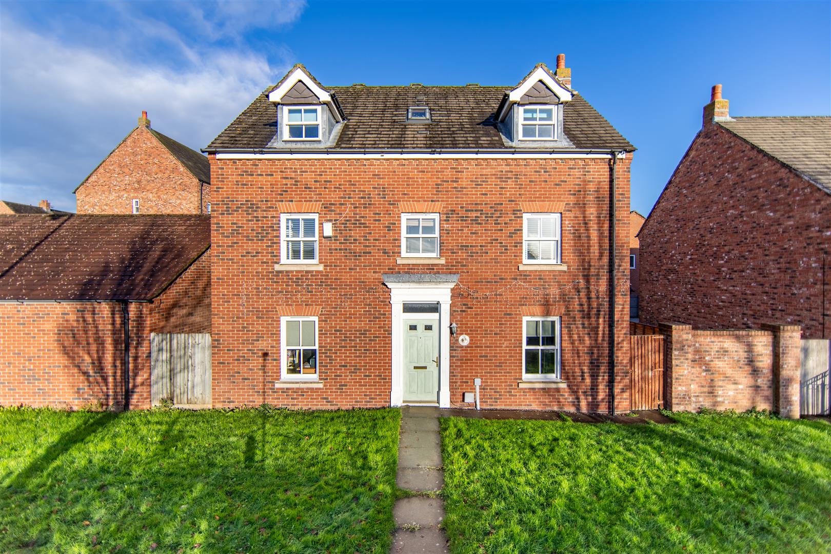 5 bedroom Detached house Under Offer