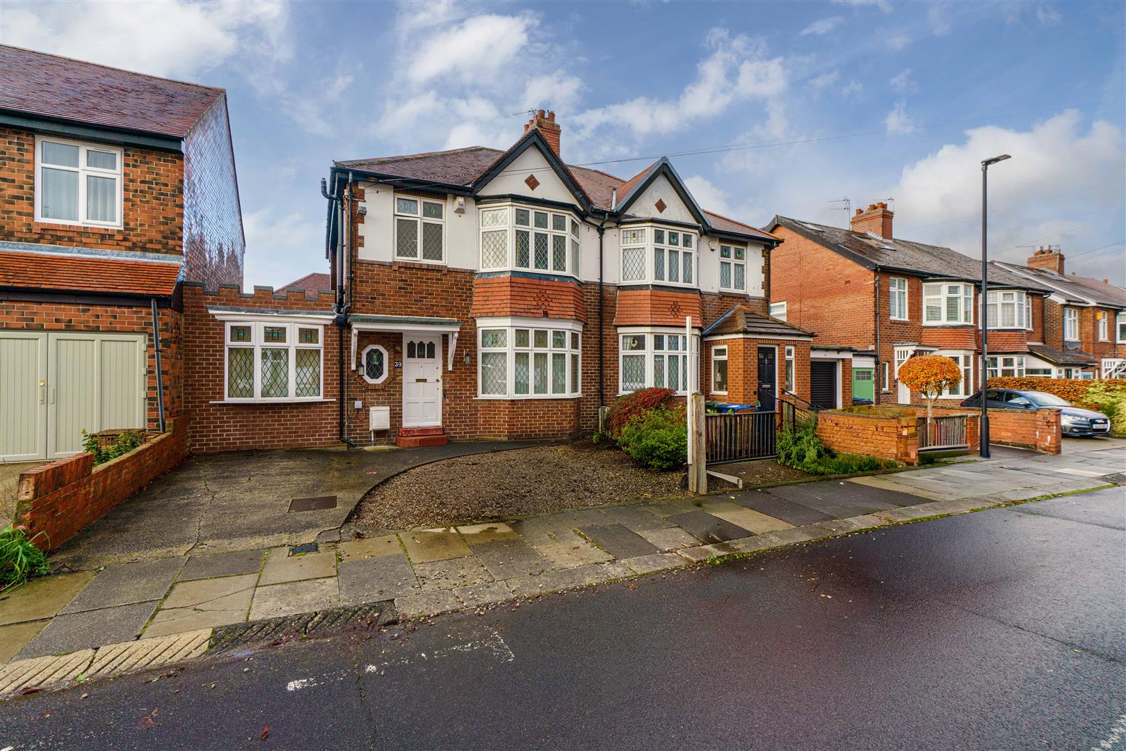 6 bedroom Semi-detached house Under Offer