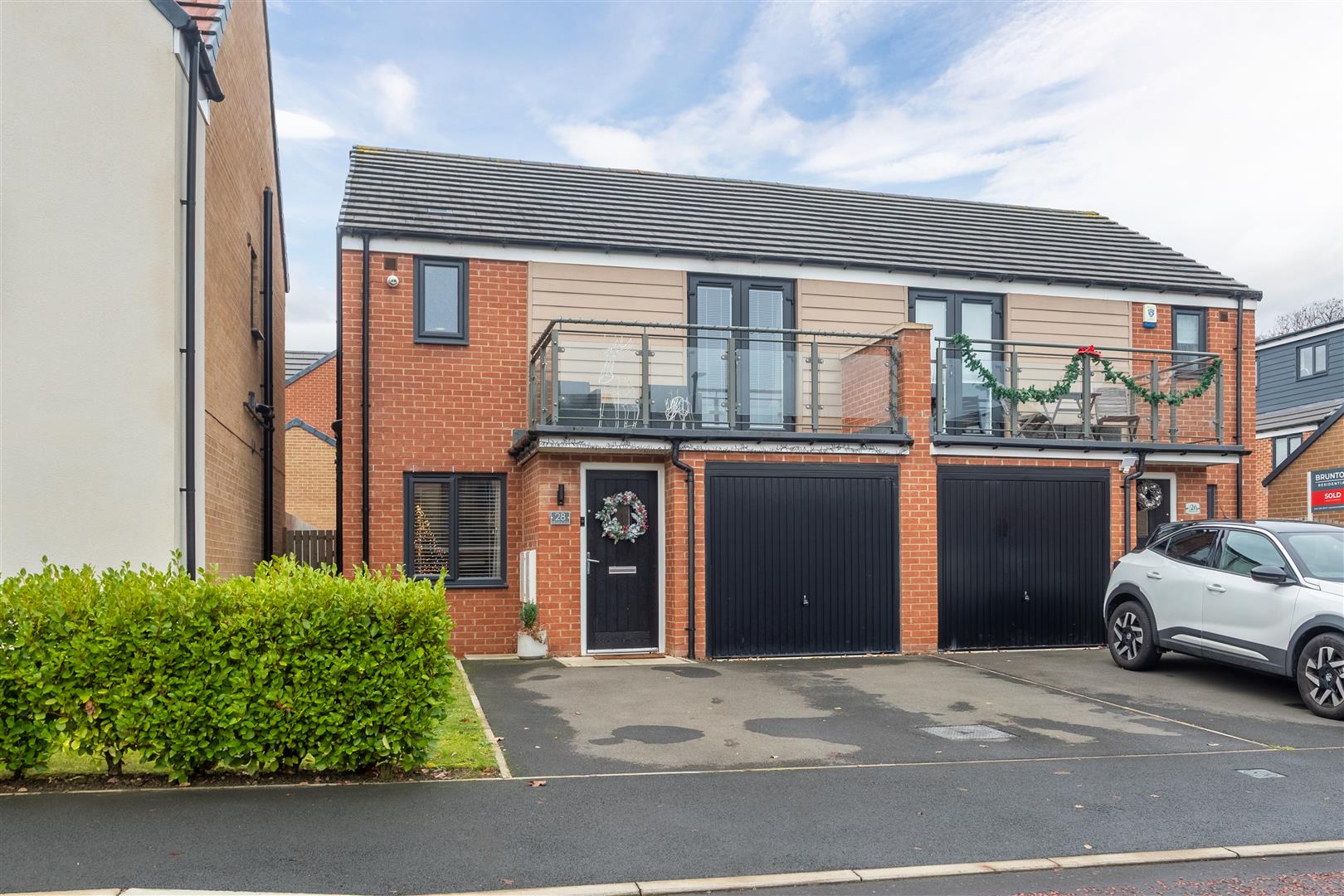3 bedroom Semi-detached house Under Offer
