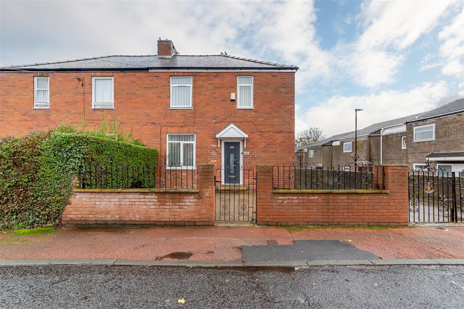 3 bedroom Semi-detached house Under Offer