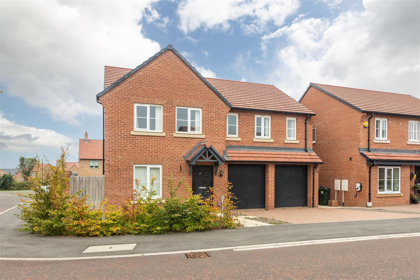 5 bedroom Detached house Under Offer