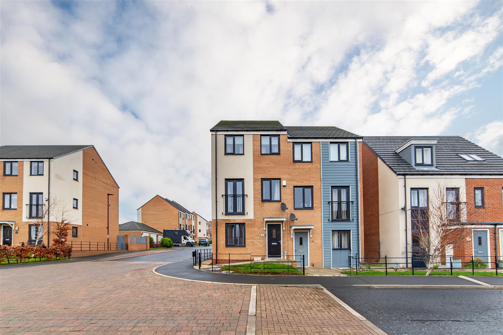 3 bedroom Semi-detached house Under Offer