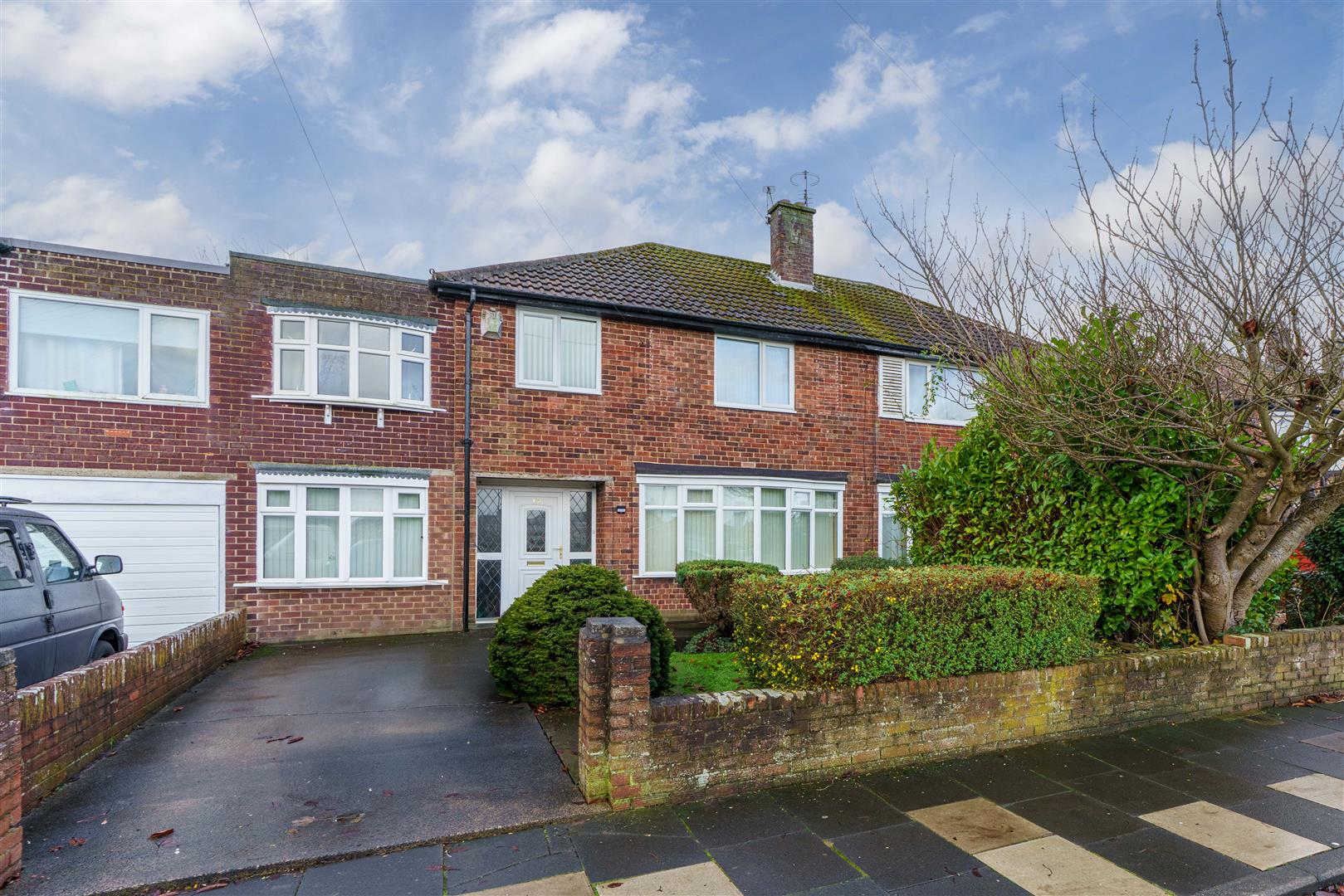 6 bedroom Semi-detached house Under Offer