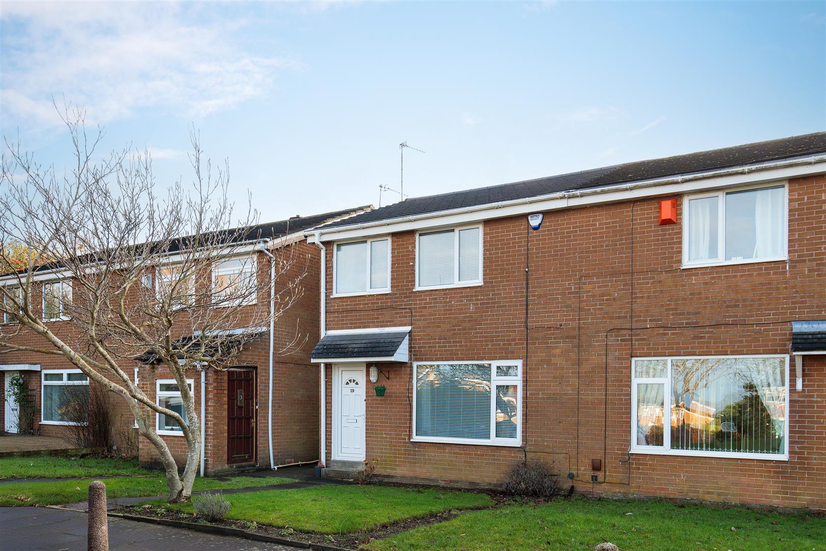 3 bedroom Semi-detached house Under Offer
