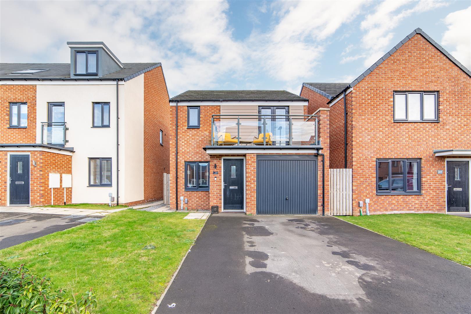 3 bedroom Detached house Under Offer