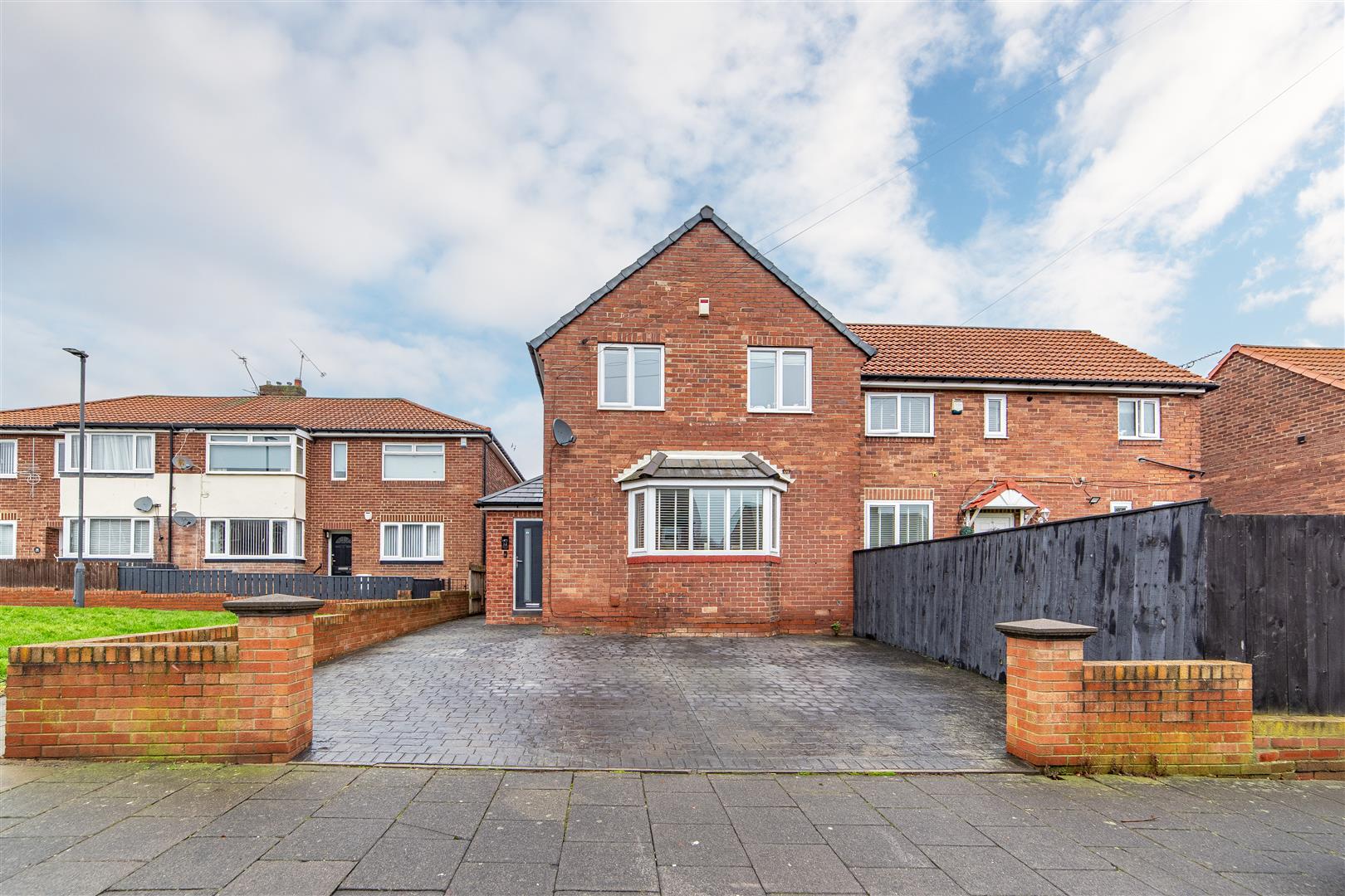 3 bedroom Semi-detached house Under Offer