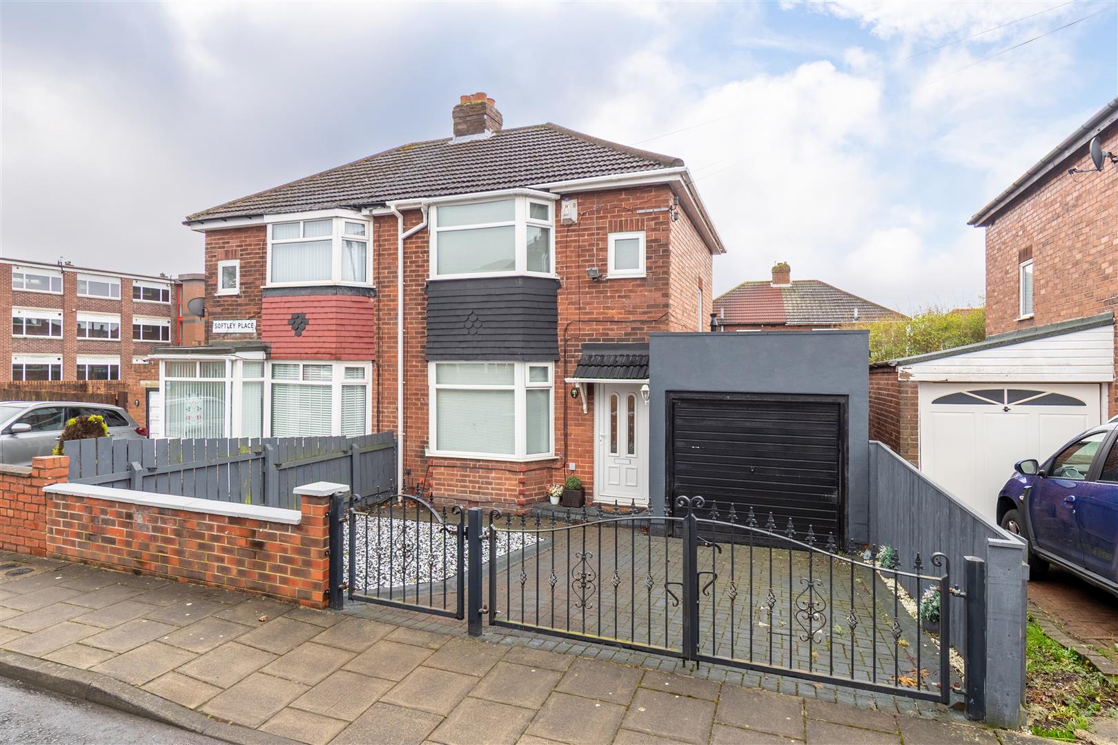 2 bedroom Semi-detached house Under Offer