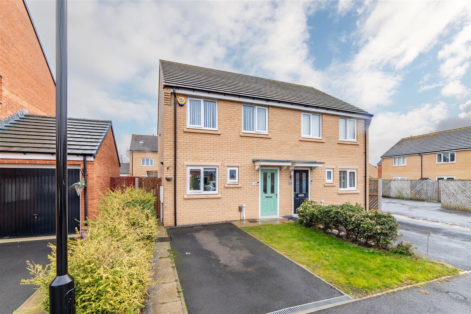 3 bedroom Semi-detached house Under Offer