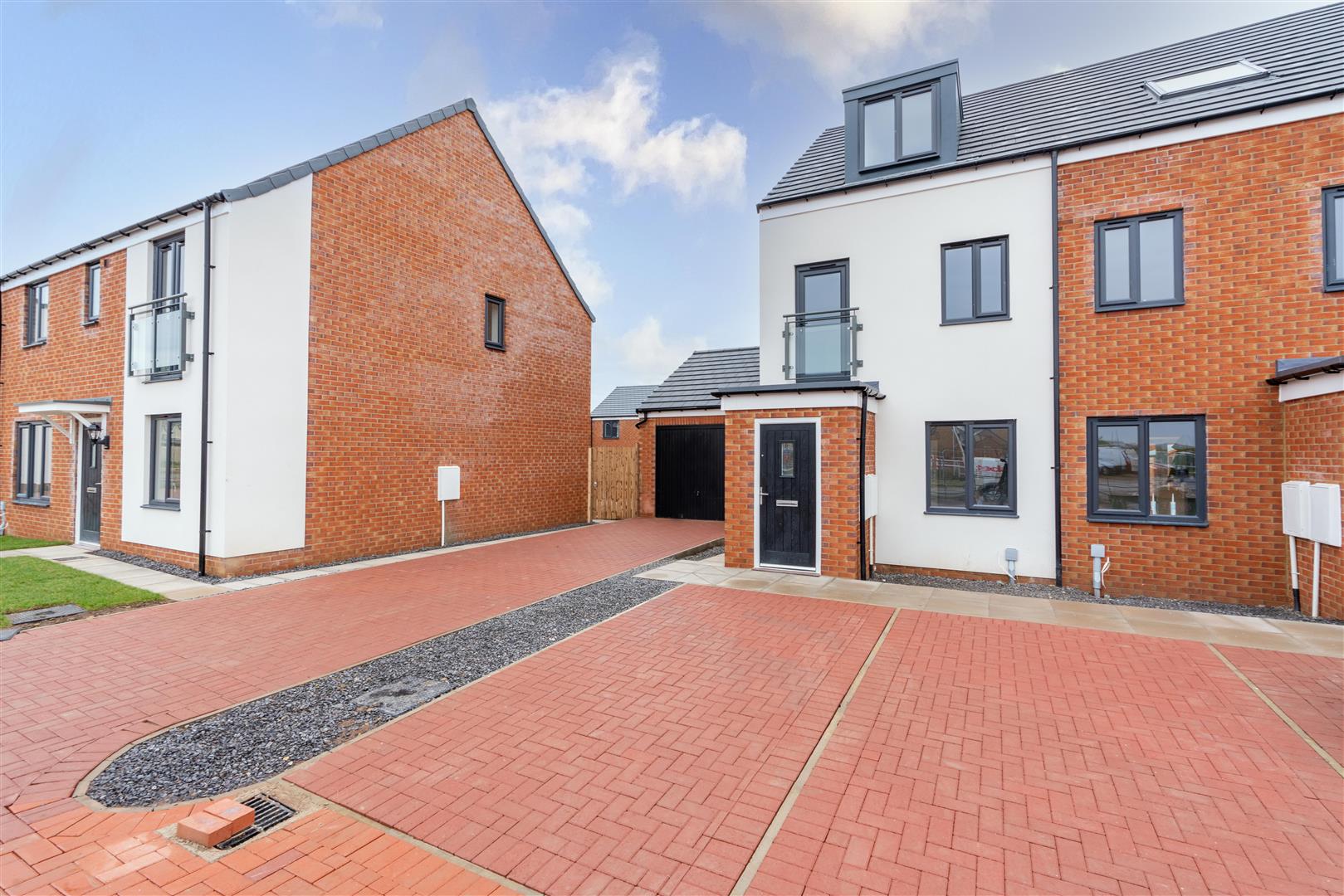 3 bedroom End of terrace house Under Offer