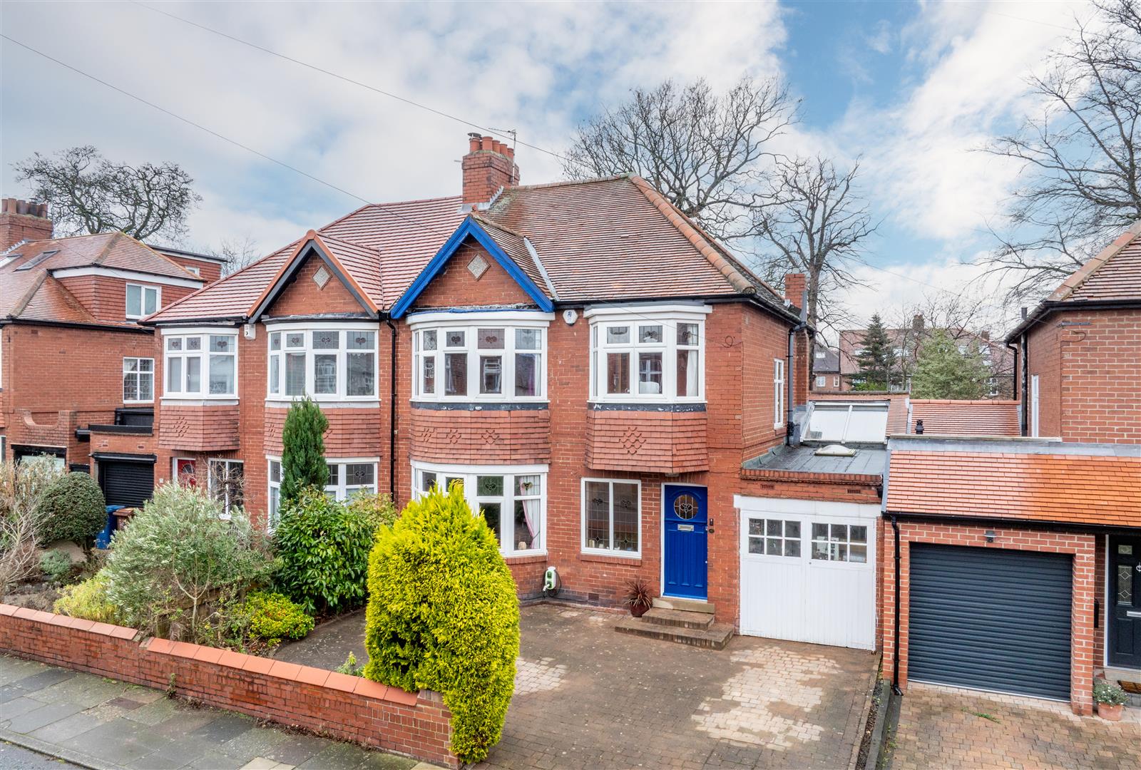 3 bedroom Semi-detached house Under Offer