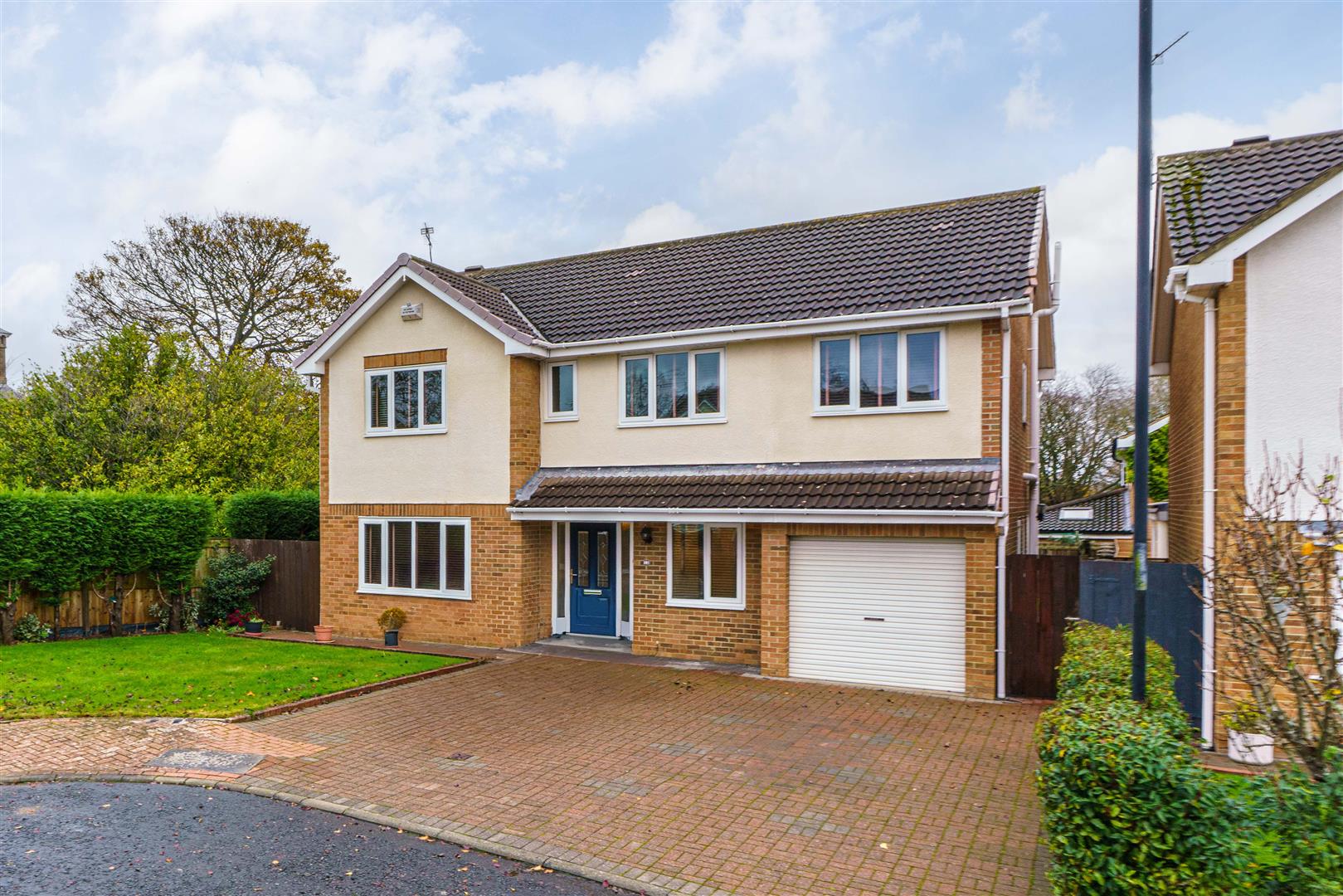 5 bedroom Detached house Under Offer