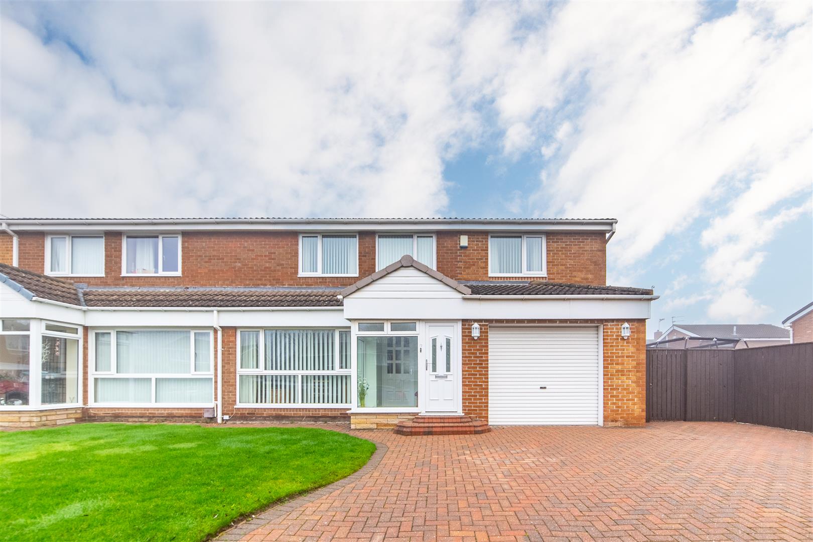 4 bedroom Semi-detached house Under Offer