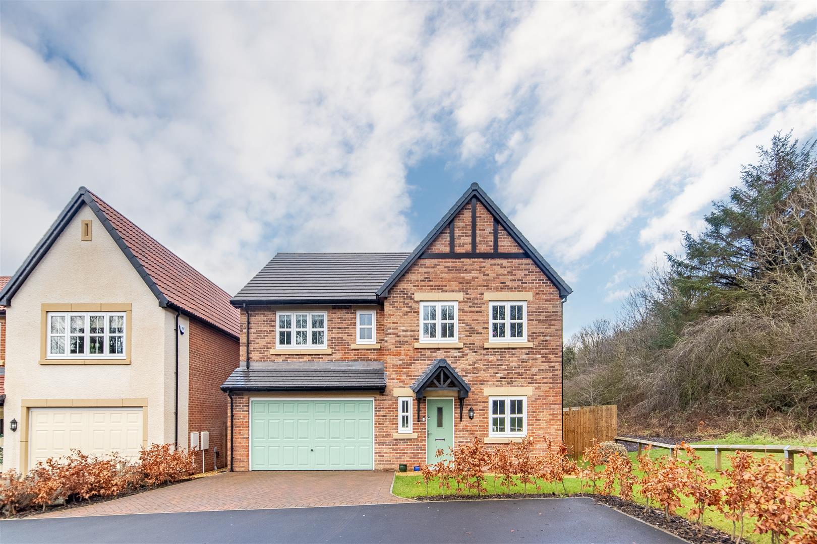 5 bedroom Detached house Under Offer