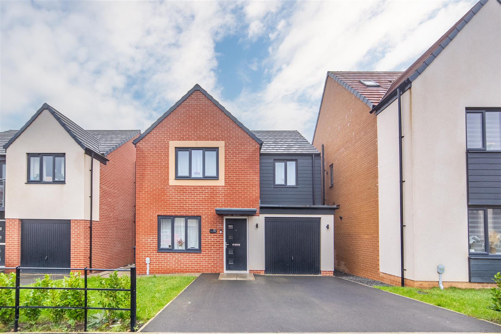 4 bedroom Detached house Under Offer