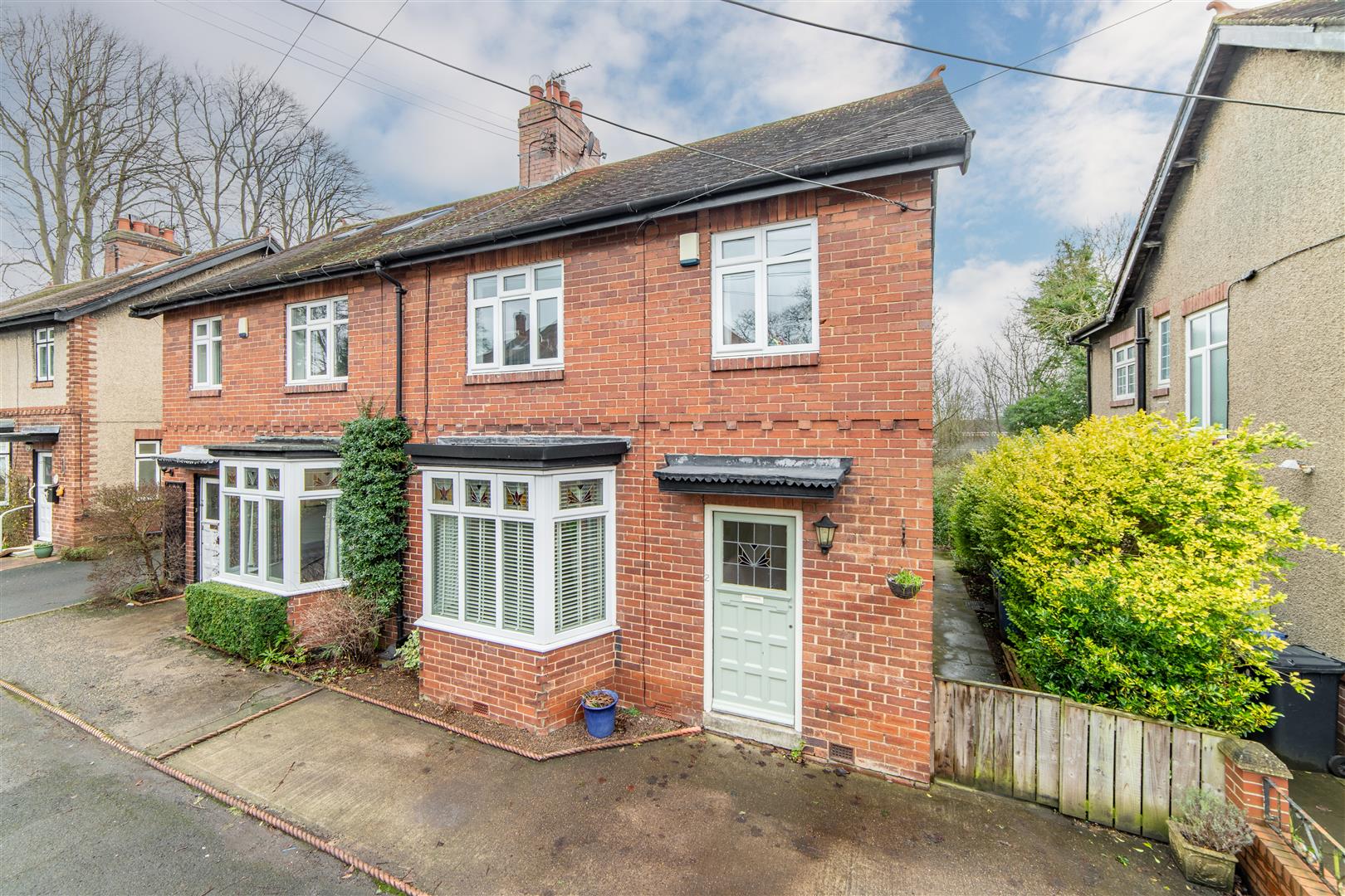 3 bedroom Semi-detached house Under Offer