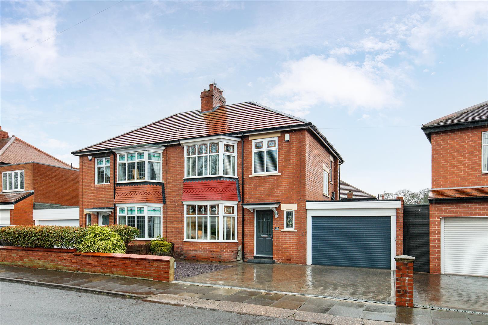 3 bedroom Semi-detached house Under Offer