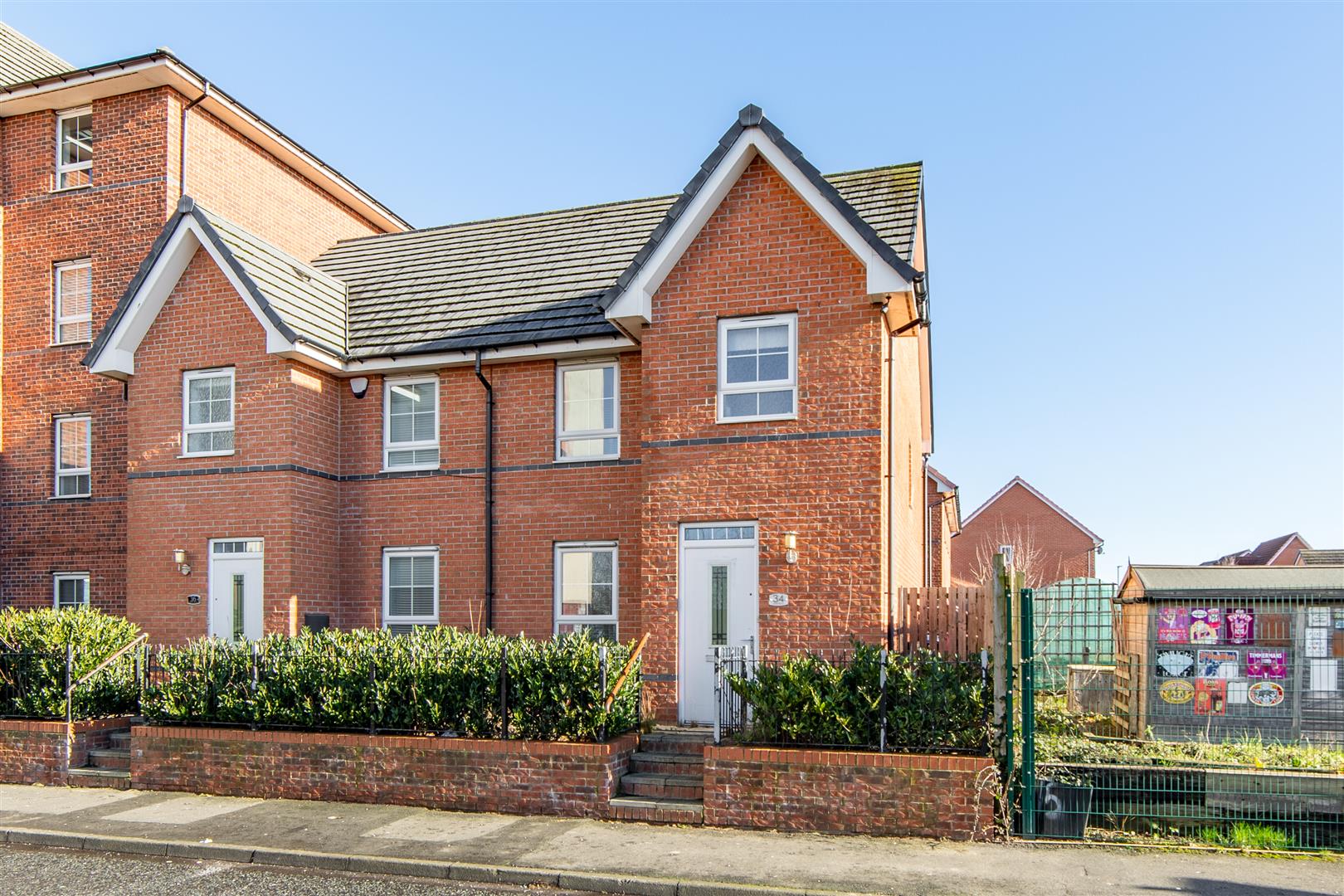 3 bedroom Semi-detached house Under Offer