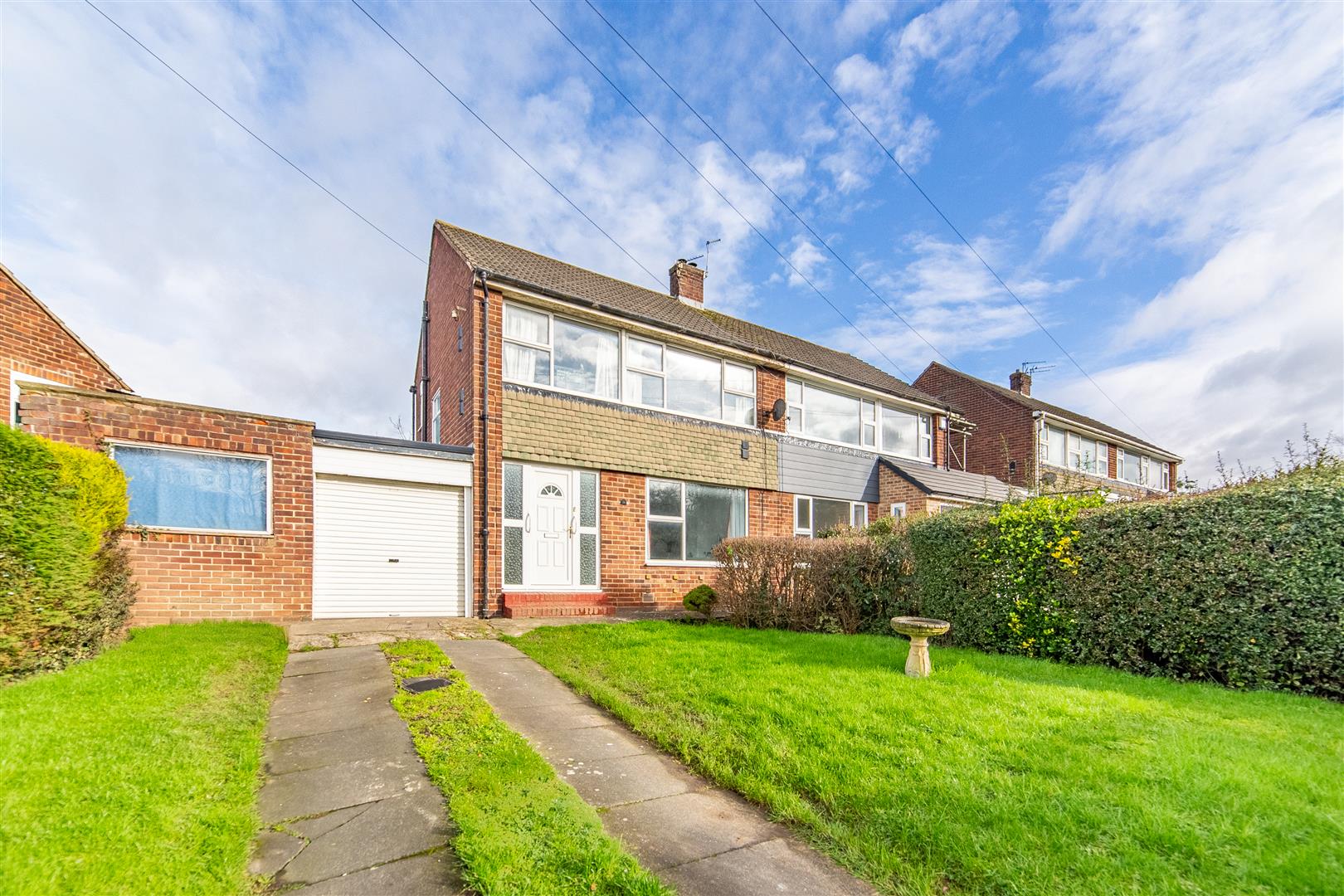 3 bedroom Semi-detached house Under Offer