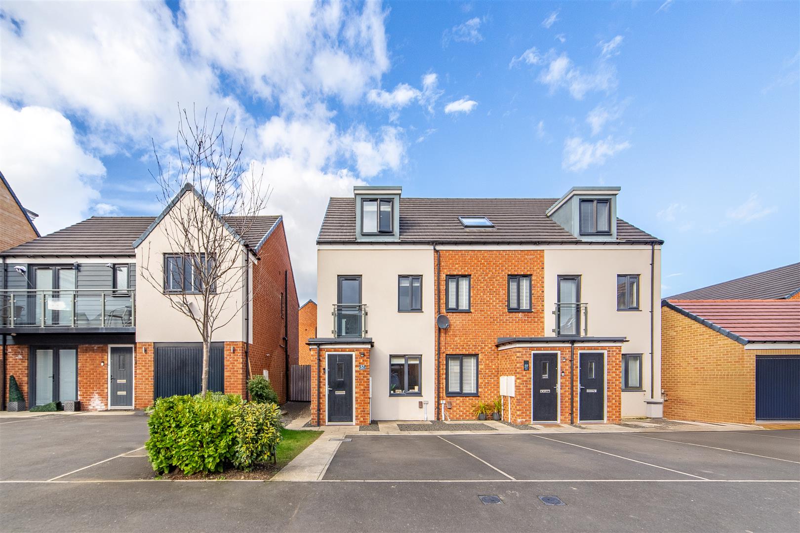 3 bedroom Semi-detached house Under Offer