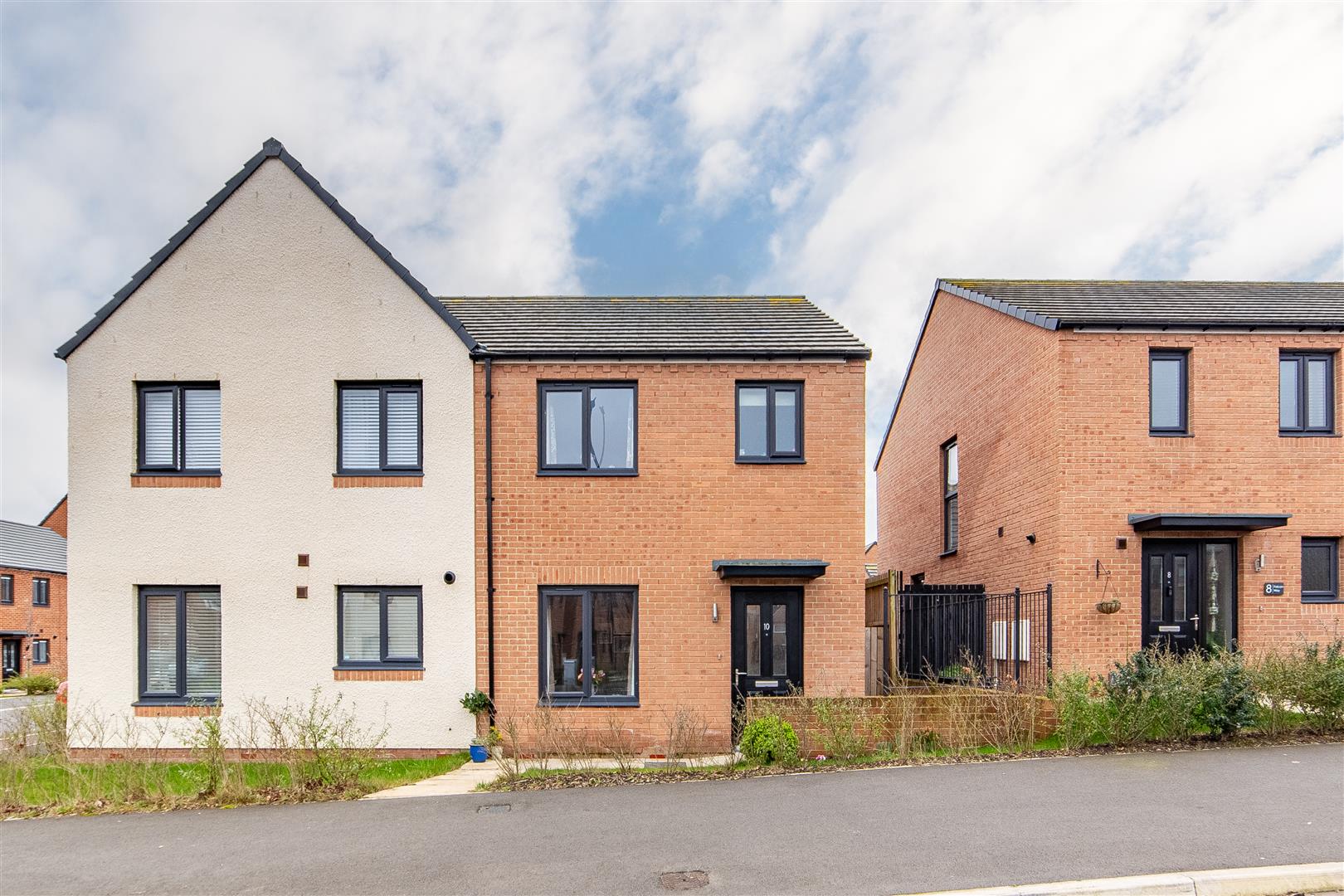 3 bedroom Semi-detached house Under Offer