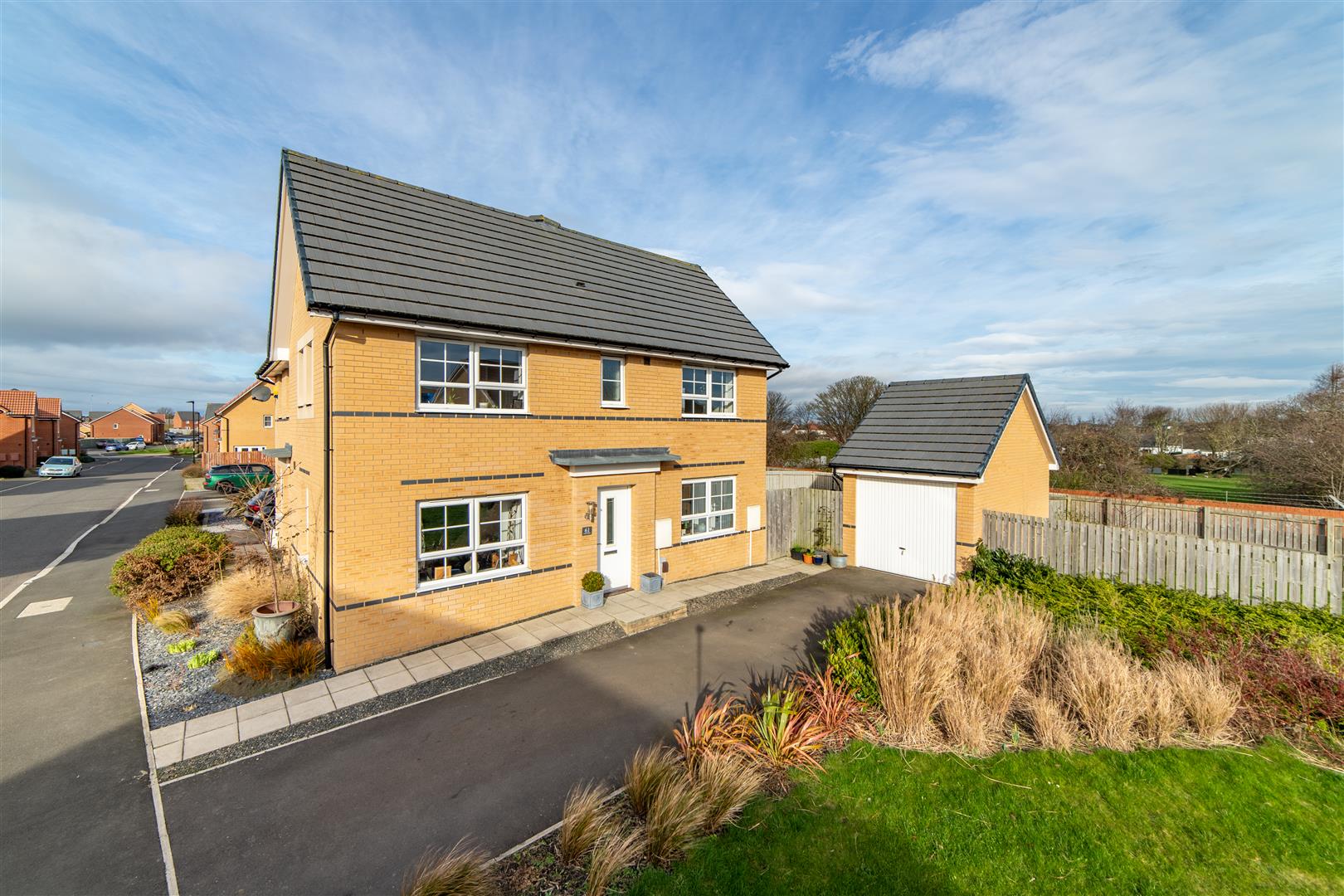 3 bedroom Semi-detached house Under Offer