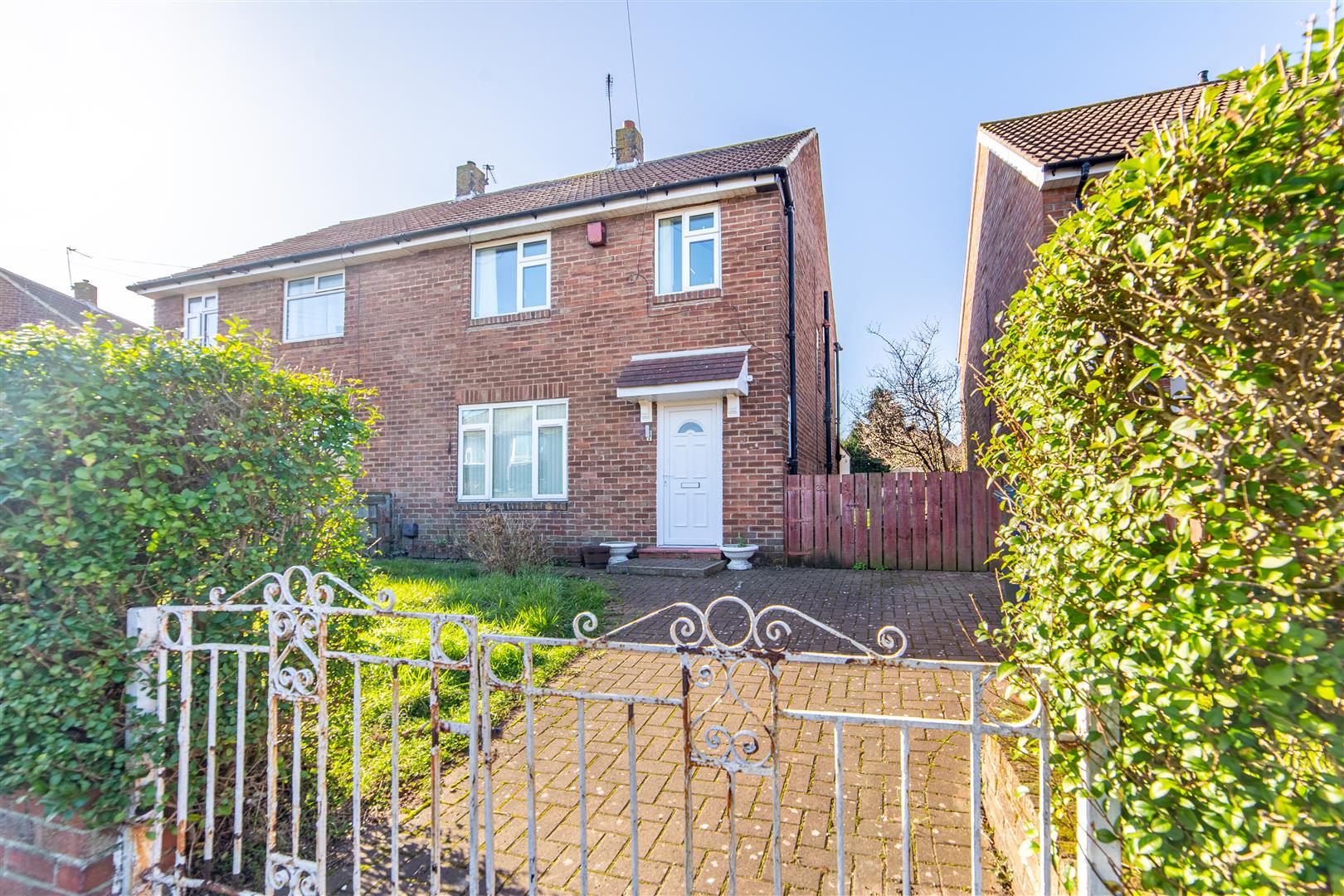 3 bedroom Semi-detached house Under Offer