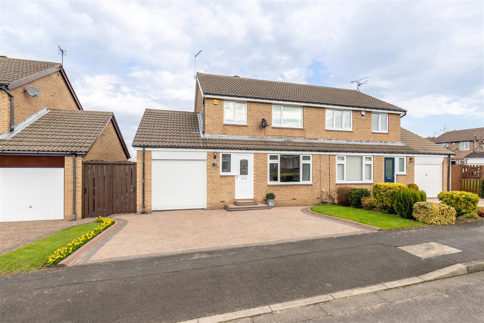 3 bedroom Semi-detached house Under Offer