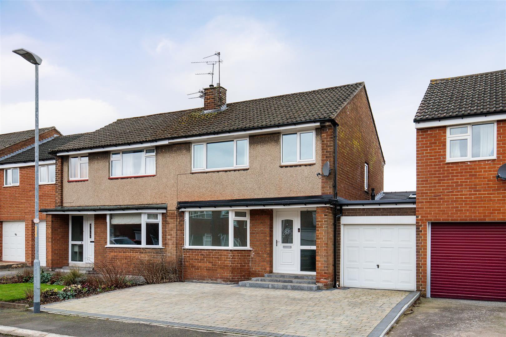 3 bedroom Semi-detached house Under Offer