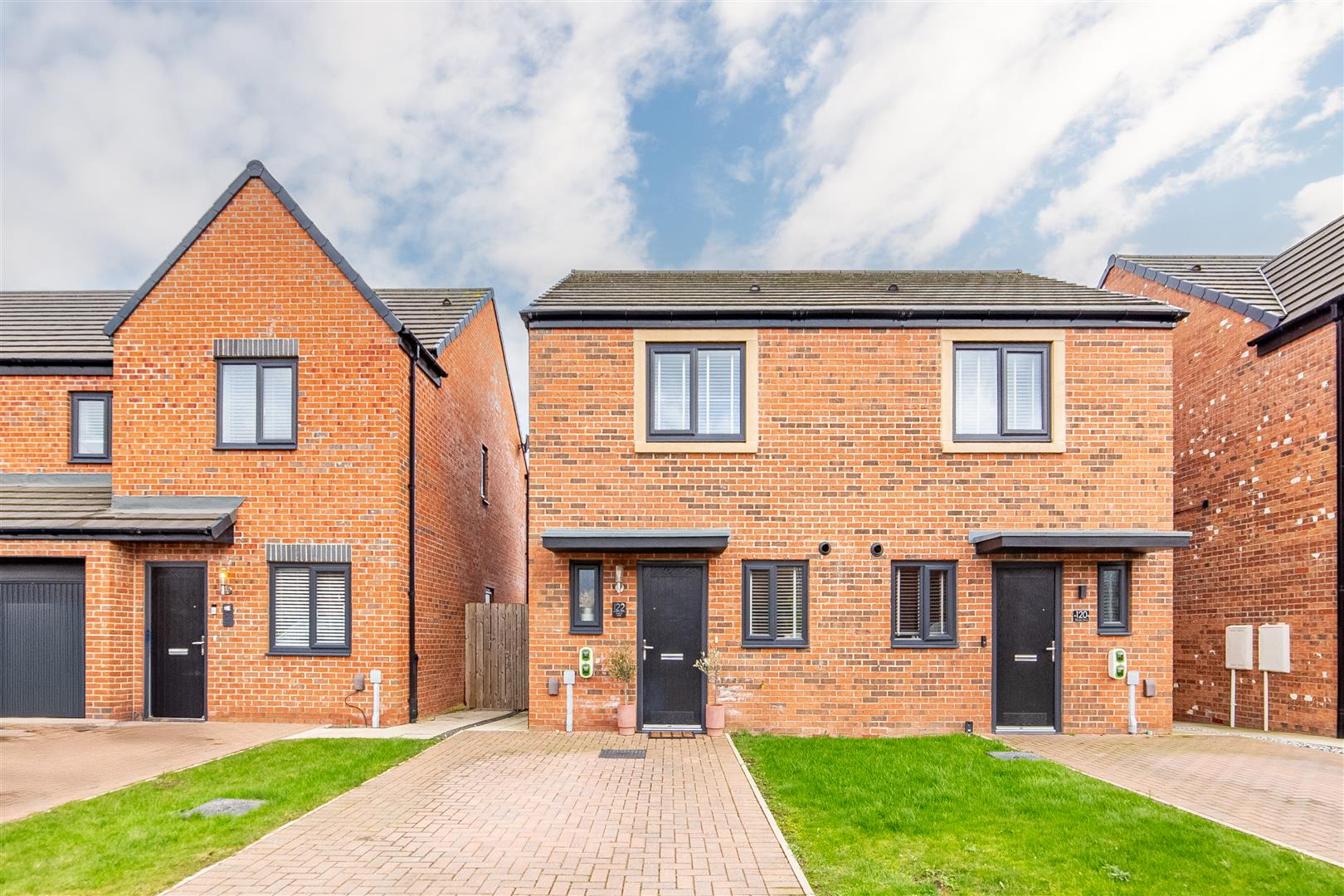 2 bedroom Semi-detached house Under Offer