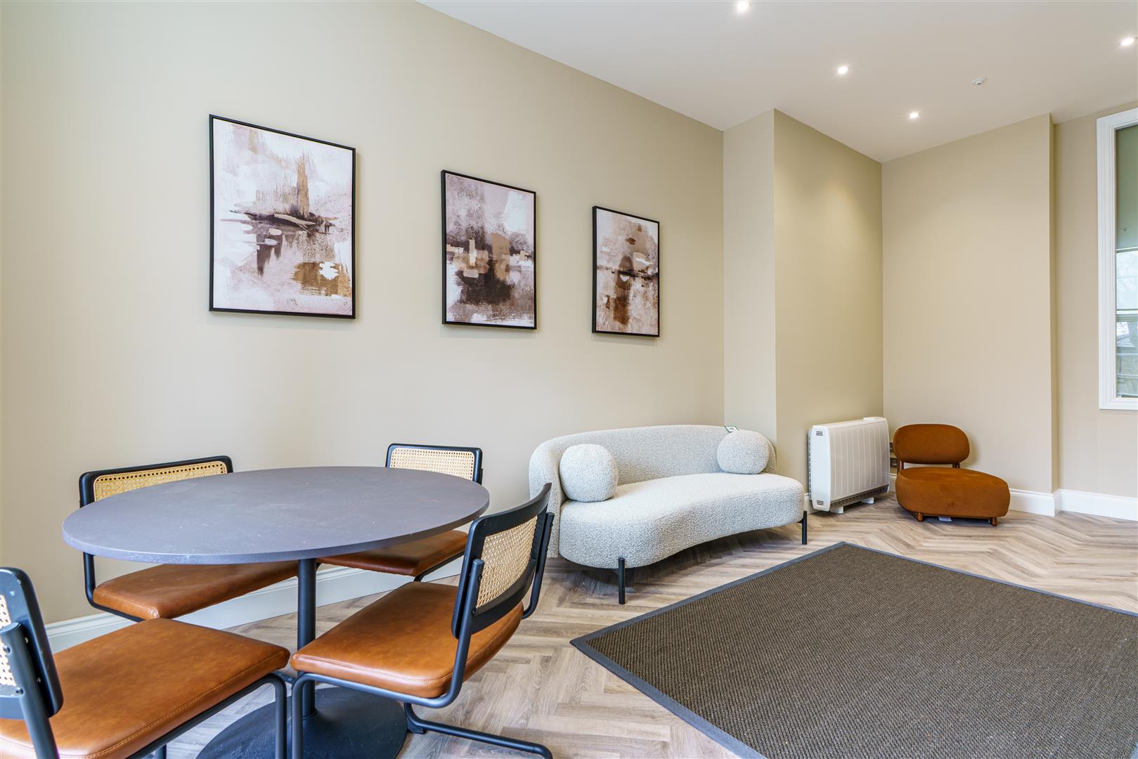 2 bedroom Apartment To Let