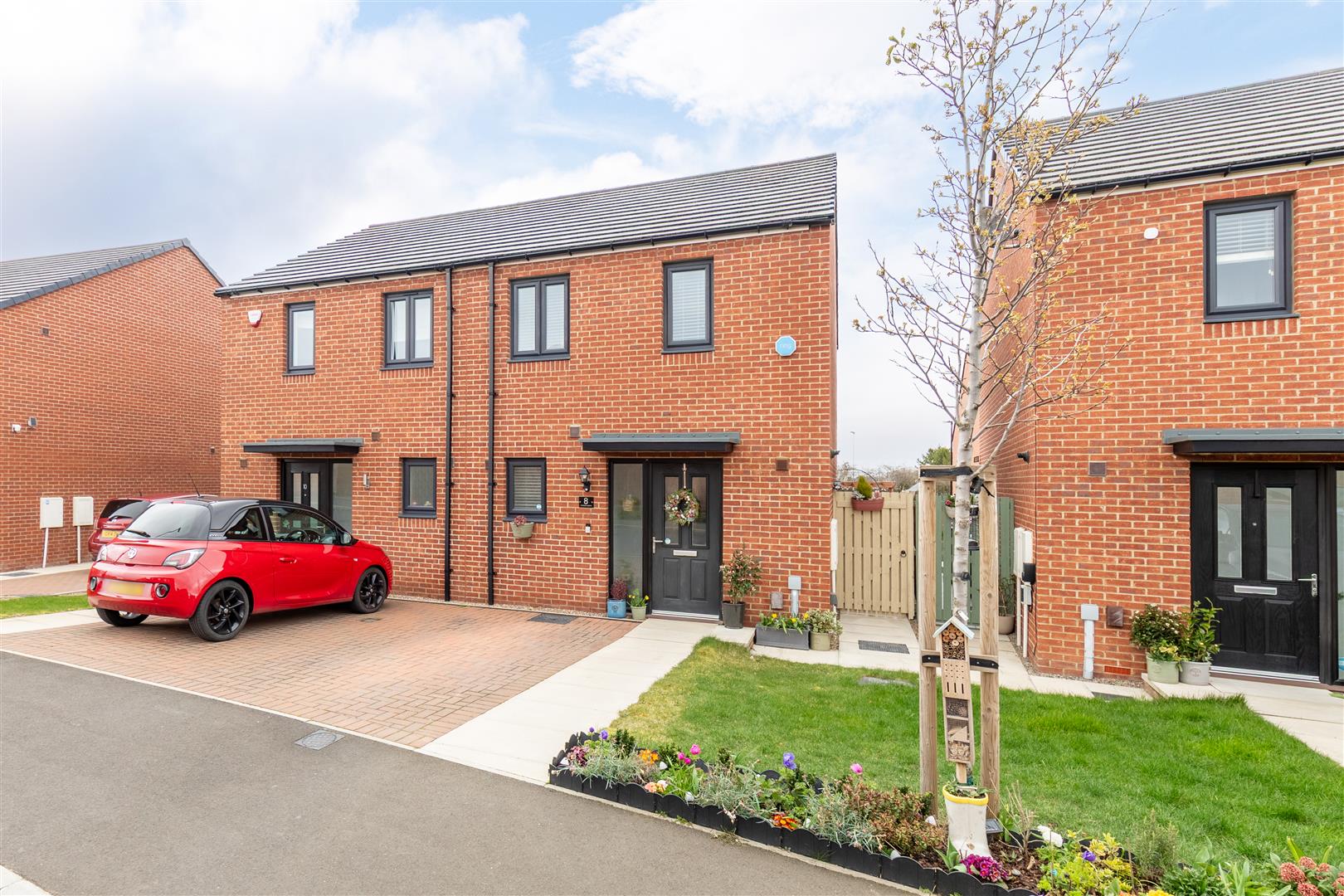 2 bedroom Semi-detached house Under Offer